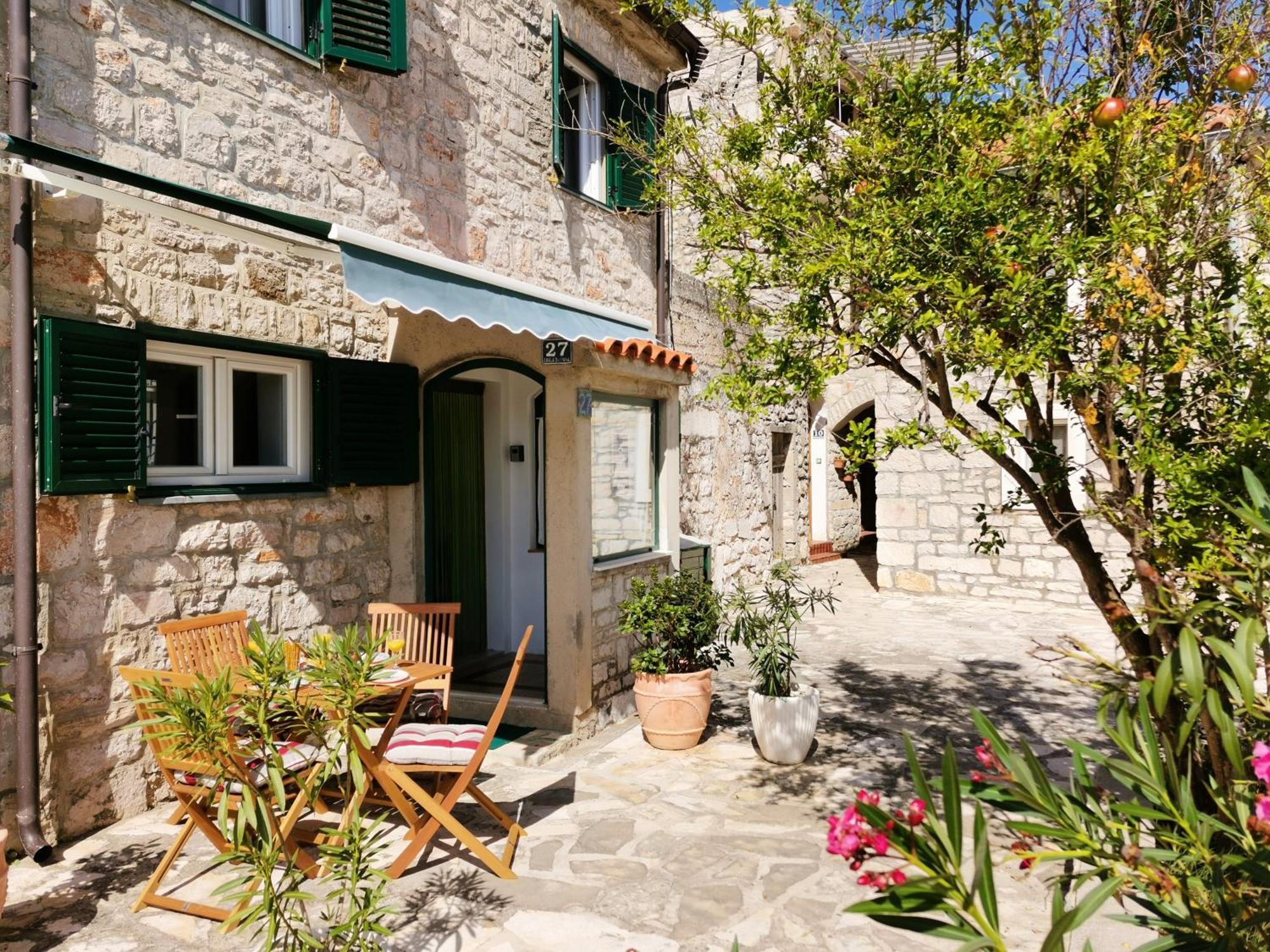 Charming Traditional Townhouse - Holiday Home Kata イェゼラ エクステリア 写真