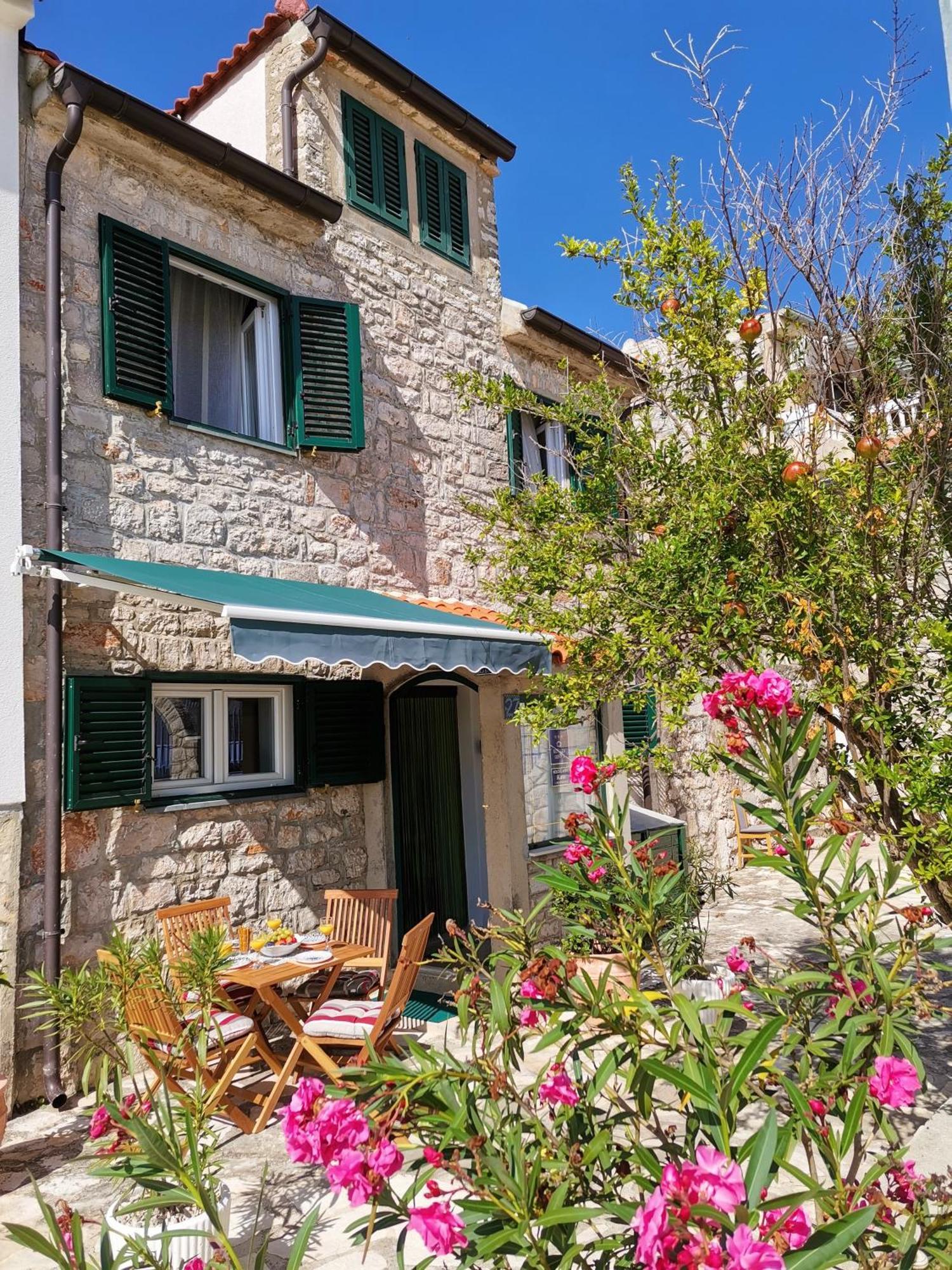 Charming Traditional Townhouse - Holiday Home Kata イェゼラ エクステリア 写真