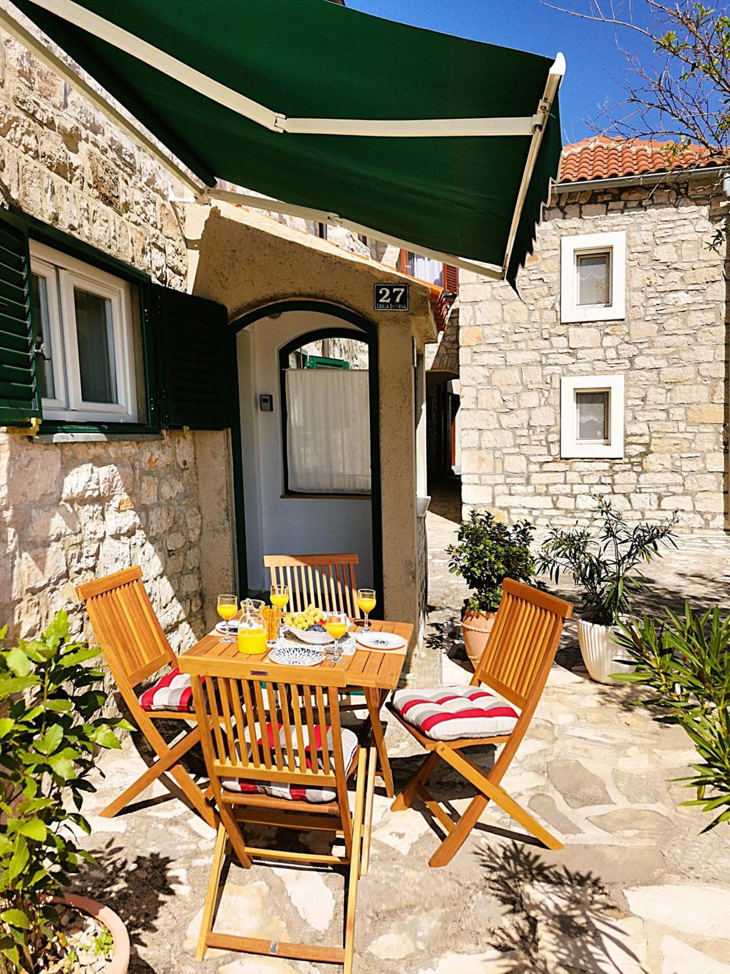 Charming Traditional Townhouse - Holiday Home Kata イェゼラ エクステリア 写真